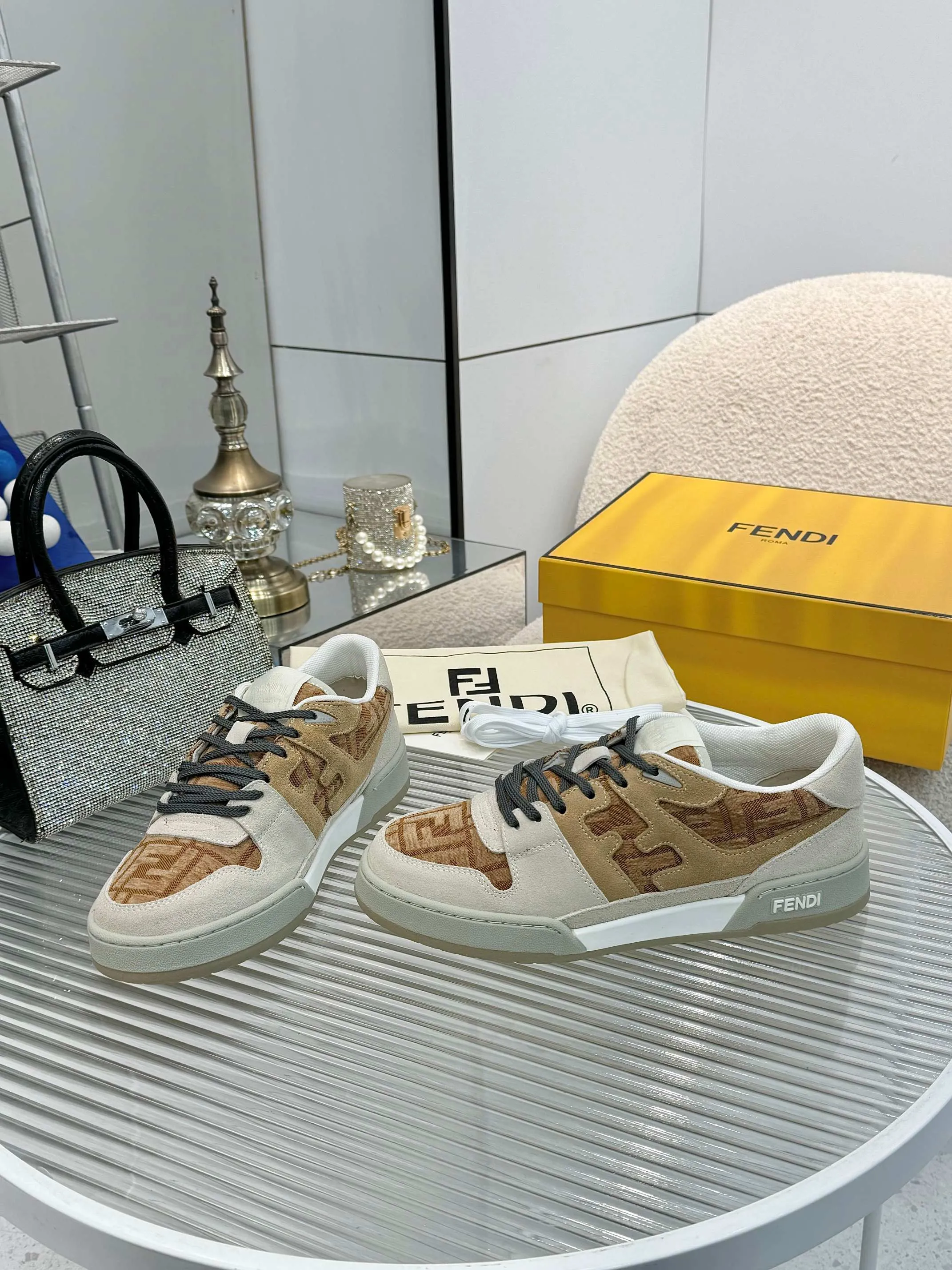 p620🐮🐮New❤Top super A version💯 Fendi Fendi 2025 New Year's King Explosive Style🔥 Many💑stars have the same style FD match. Original purchase for RMB14440. One to one replica. Designer Kim Jones's first sneaker fendi match and Donkey brand Trainer basketball sneakers, fresh blood injection and FF retro design It combines fashion and super comfort. [Wise] Whoever doesn’t grab it will regret it [There are many shoe uppers on the market with different color matching and cut corners in workmanship. The color matching and craftsmanship of my shoe upper are absolutely the same as the genuine products at the counter. Welcome to compare. Feet: Mesh injection molding pads 🎯 Soles: Please look for the original molded multi-color TPU outsole (❌ non-rubber sole) 🎯 Size: Female 35-41 Male 38-45 🎯 Packaging: Original 1:1 matching high-end packaging 🎁